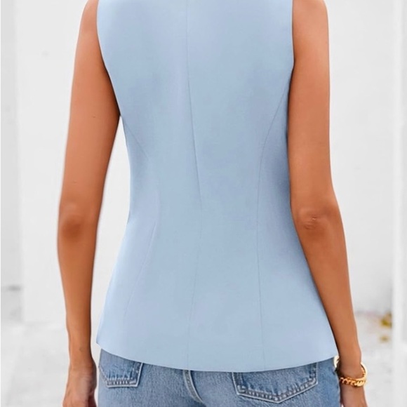 Chic Sky Blue Buttoned Blouse - Picture 3 of 9